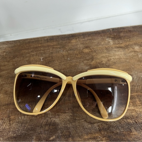 1970s Vintage Viennaline White & Tan Retro 130 Sunglasses - Picture 2 of 4